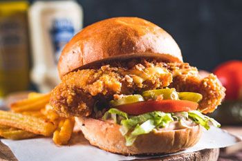 Izgara Tavuk Cajun Baharatlı Burger + Parmak Patates 